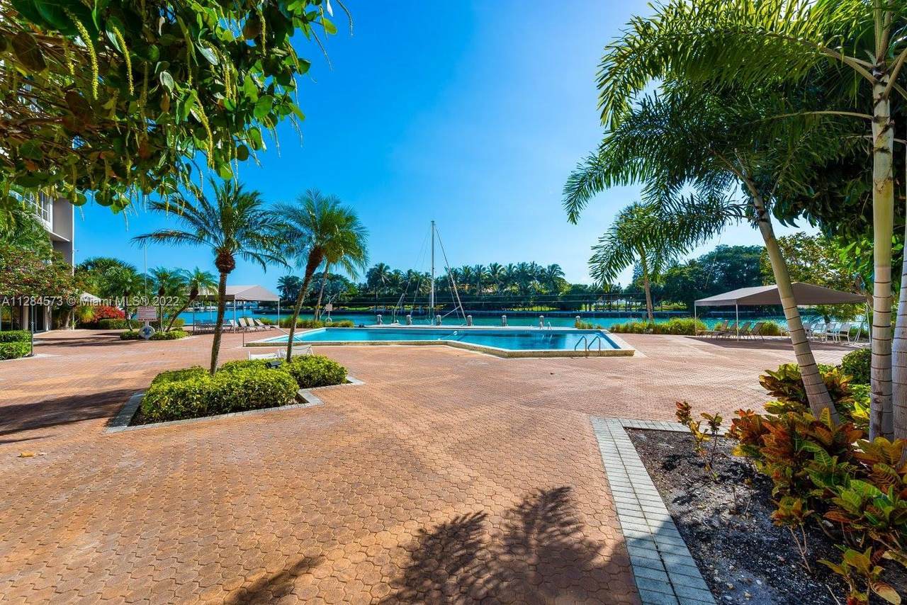 9102 Bay Harbor Dr - Photo 1