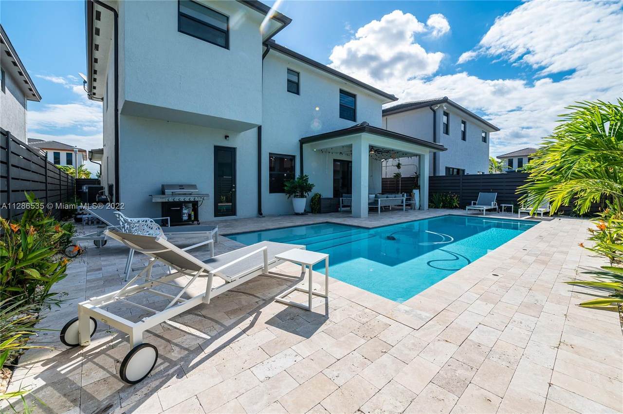 15822 87th Ct - Photo 1