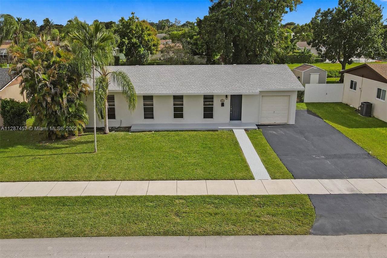9010 184th Ln - Photo 1