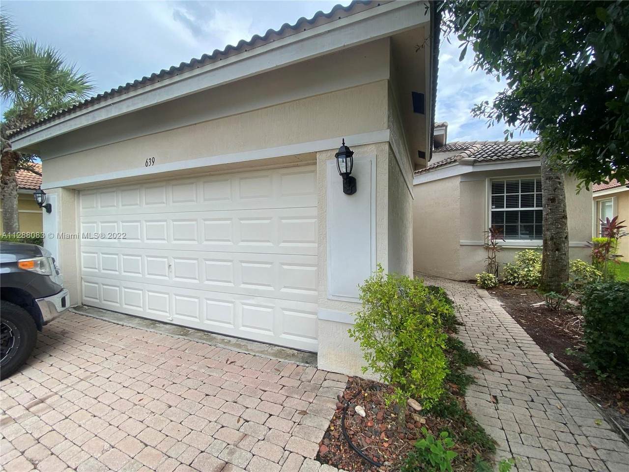 639 Stanford Ln - Photo 1