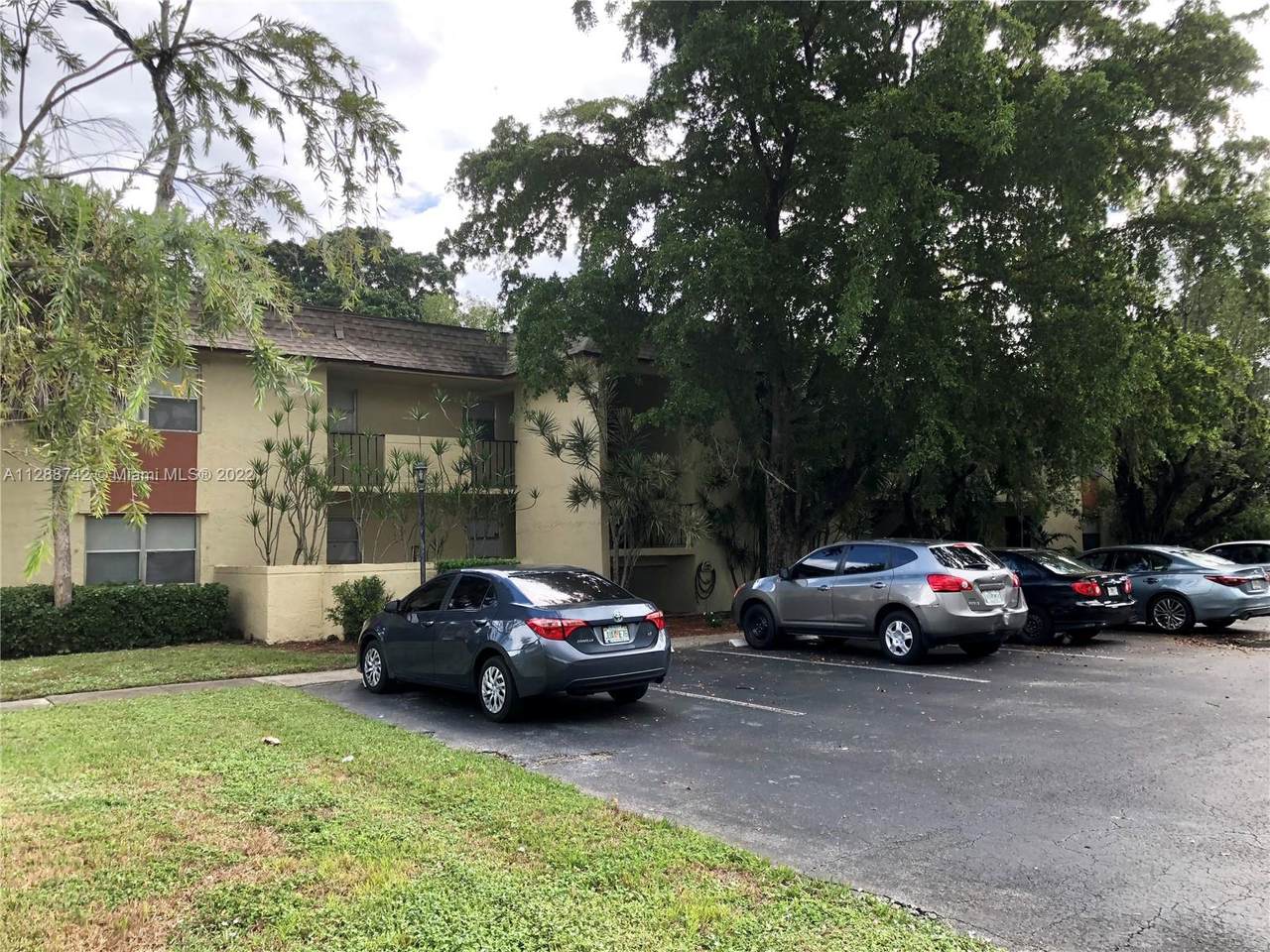 5530 Lakewood Cir N - Photo 1