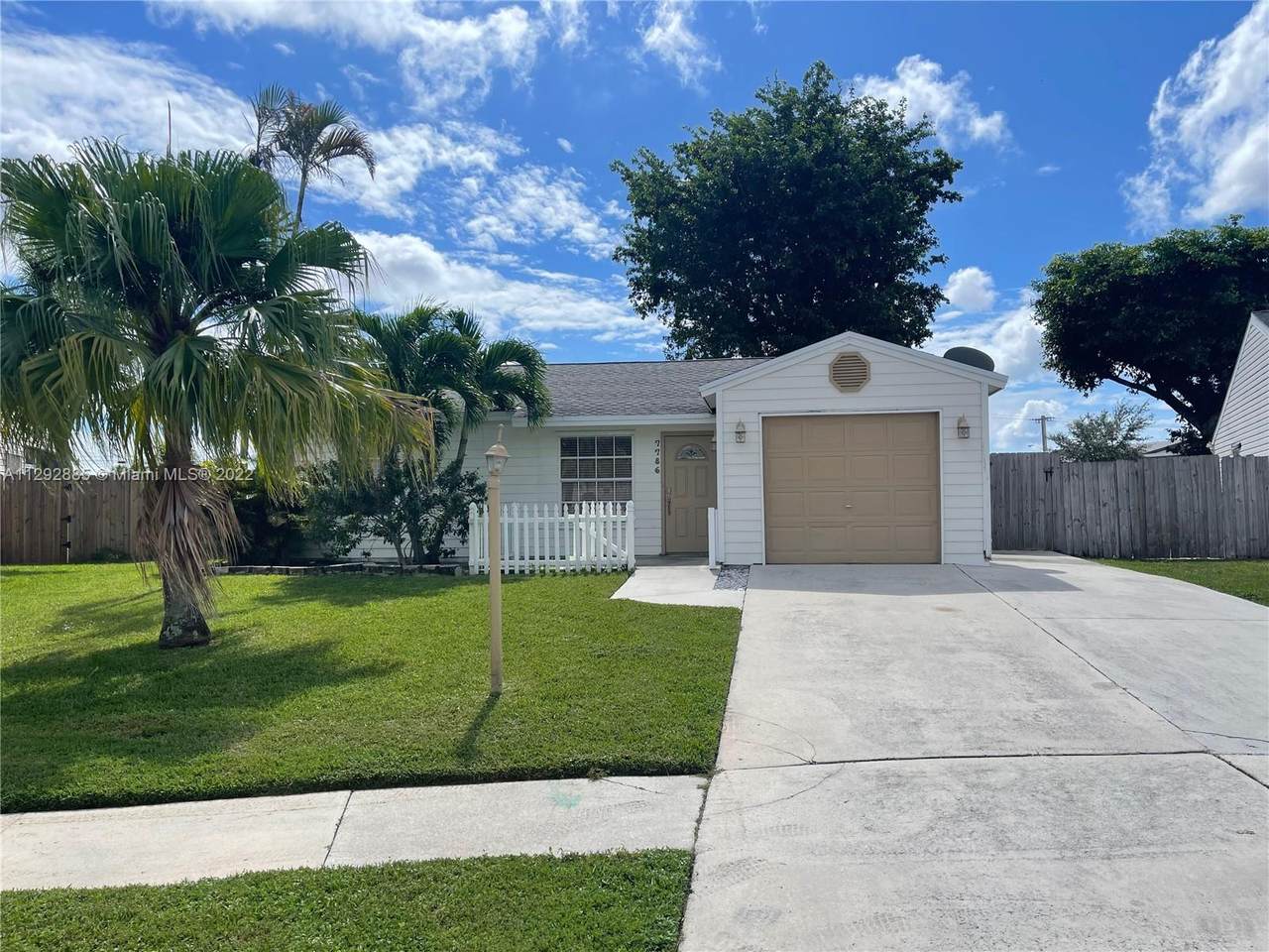 7786 Ridgewood Dr - Photo 1