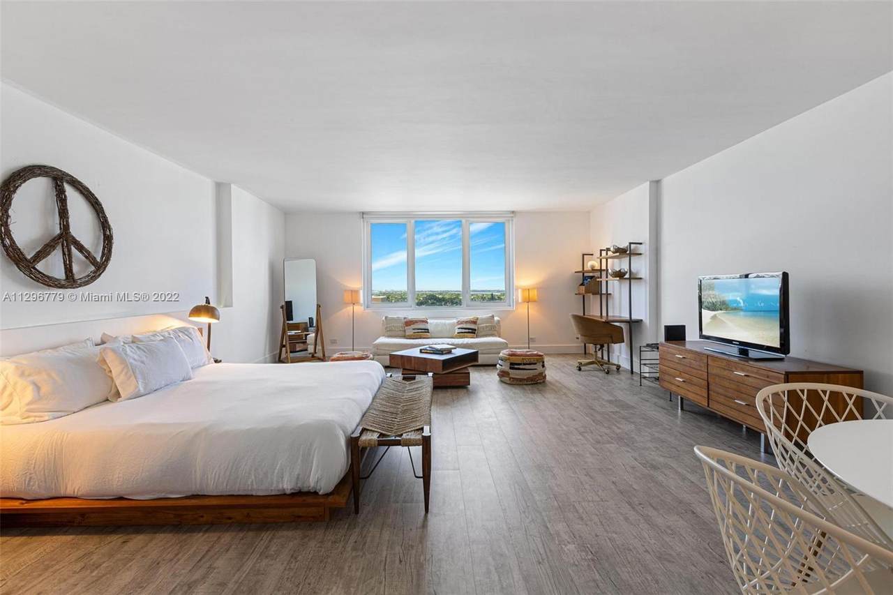 2301 Collins Ave - Photo 1
