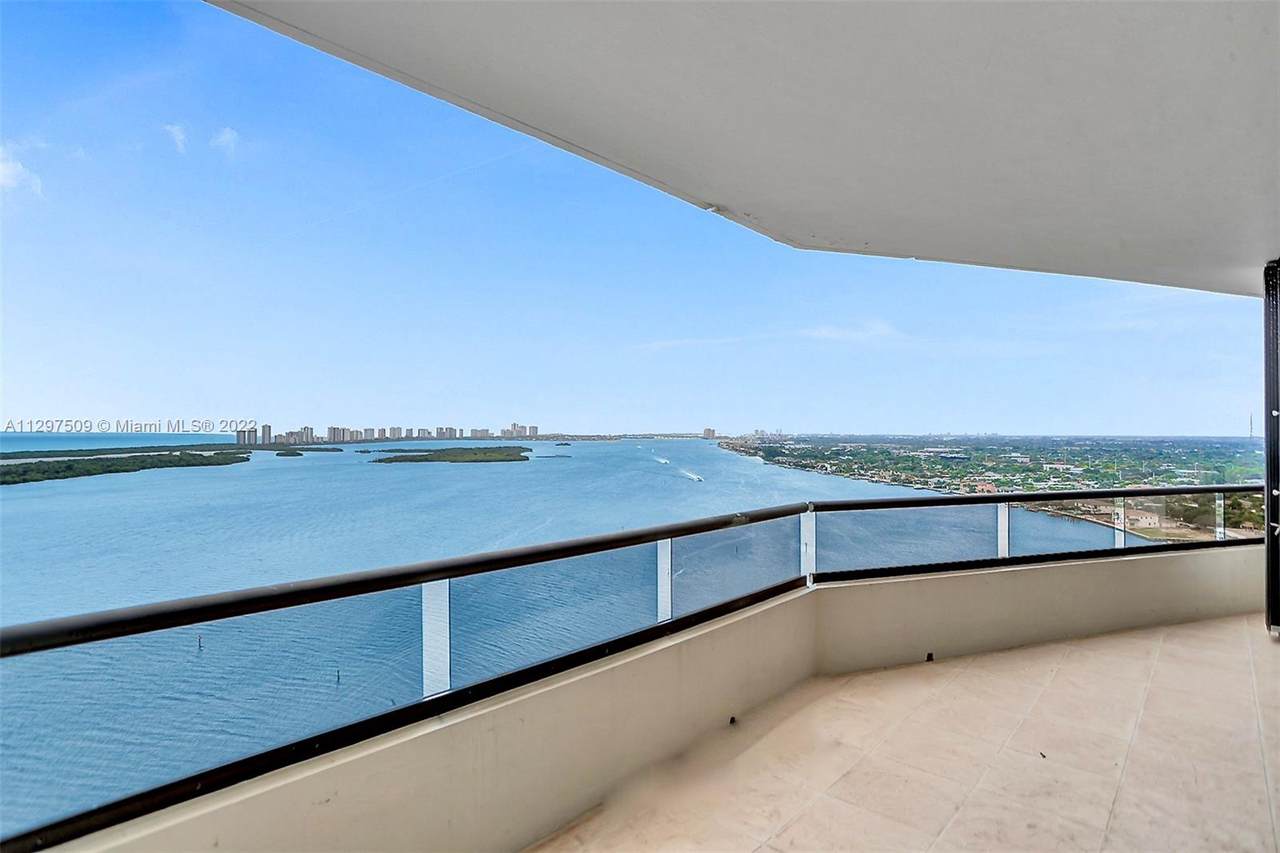 100 Lakeshore Dr - Photo 1