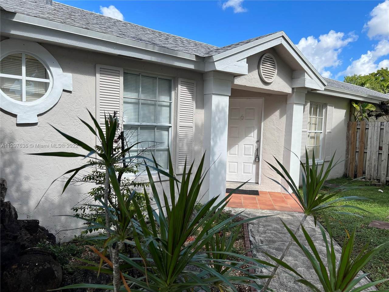 11847 102nd St - Photo 1