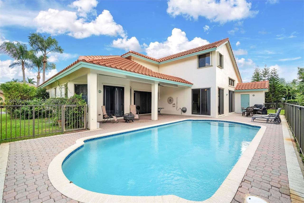 500 Cypress Pointe Dr E - Photo 1