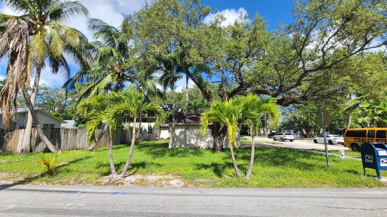 695 9 Ave - Photo 1