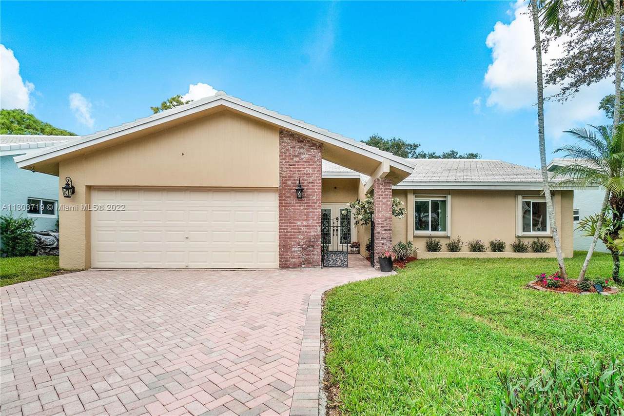 5607 Cameo Dr N - Photo 1