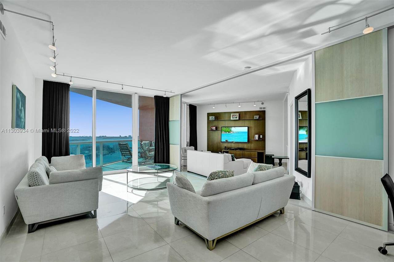 300 Pointe Dr - Photo 1