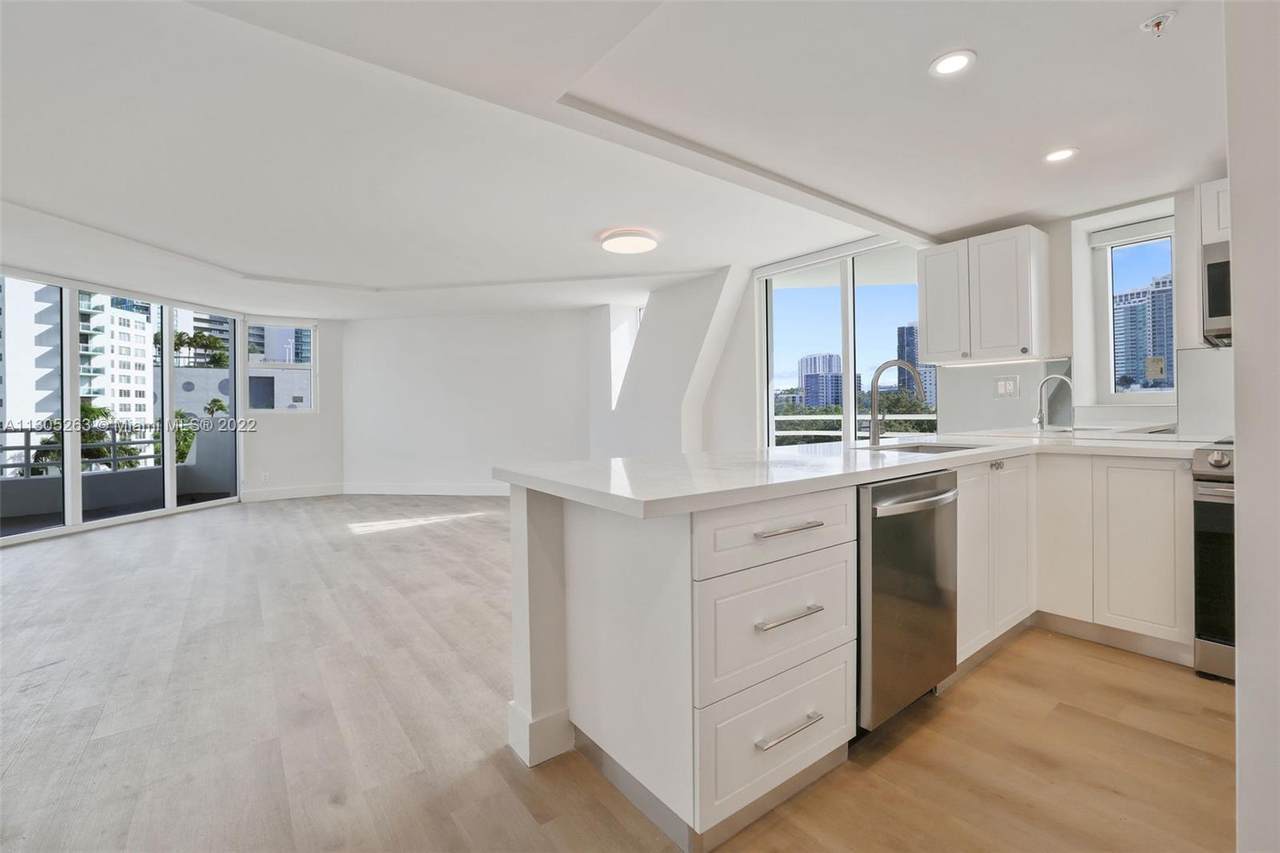 555 34th St - Photo 1