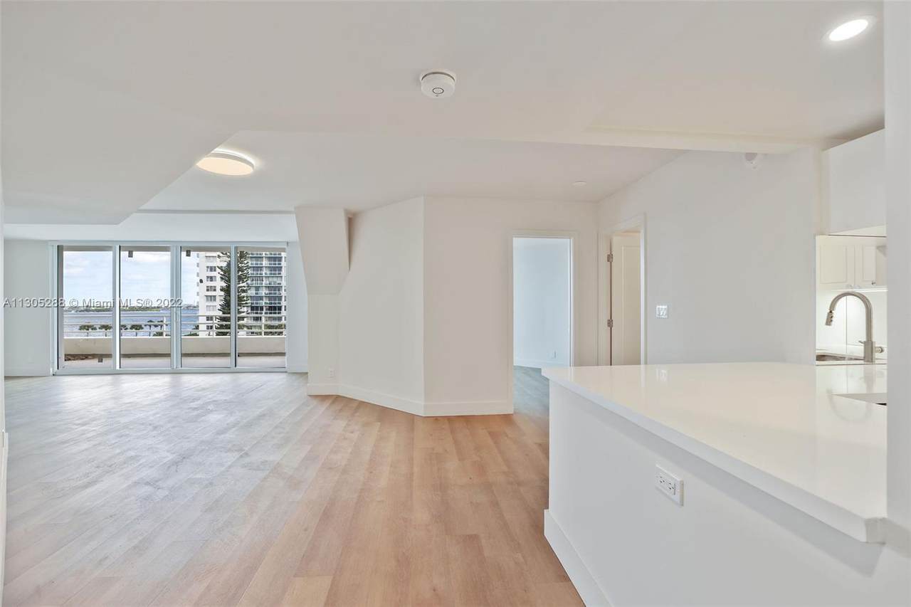 555 34th St - Photo 1