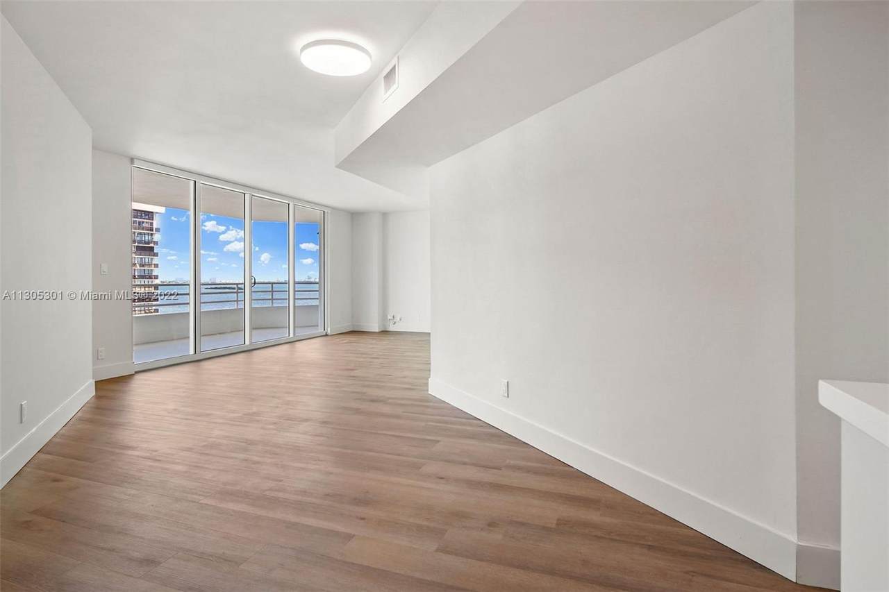 555 34th St - Photo 1