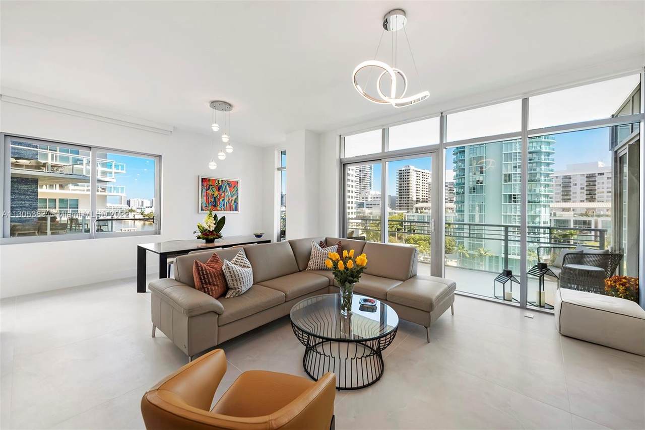 6101 Aqua Ave - Photo 1