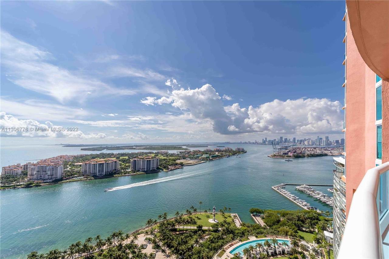 300 Pointe Dr - Photo 1