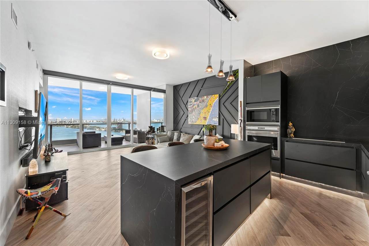 2020 Bayshore Dr - Photo 1