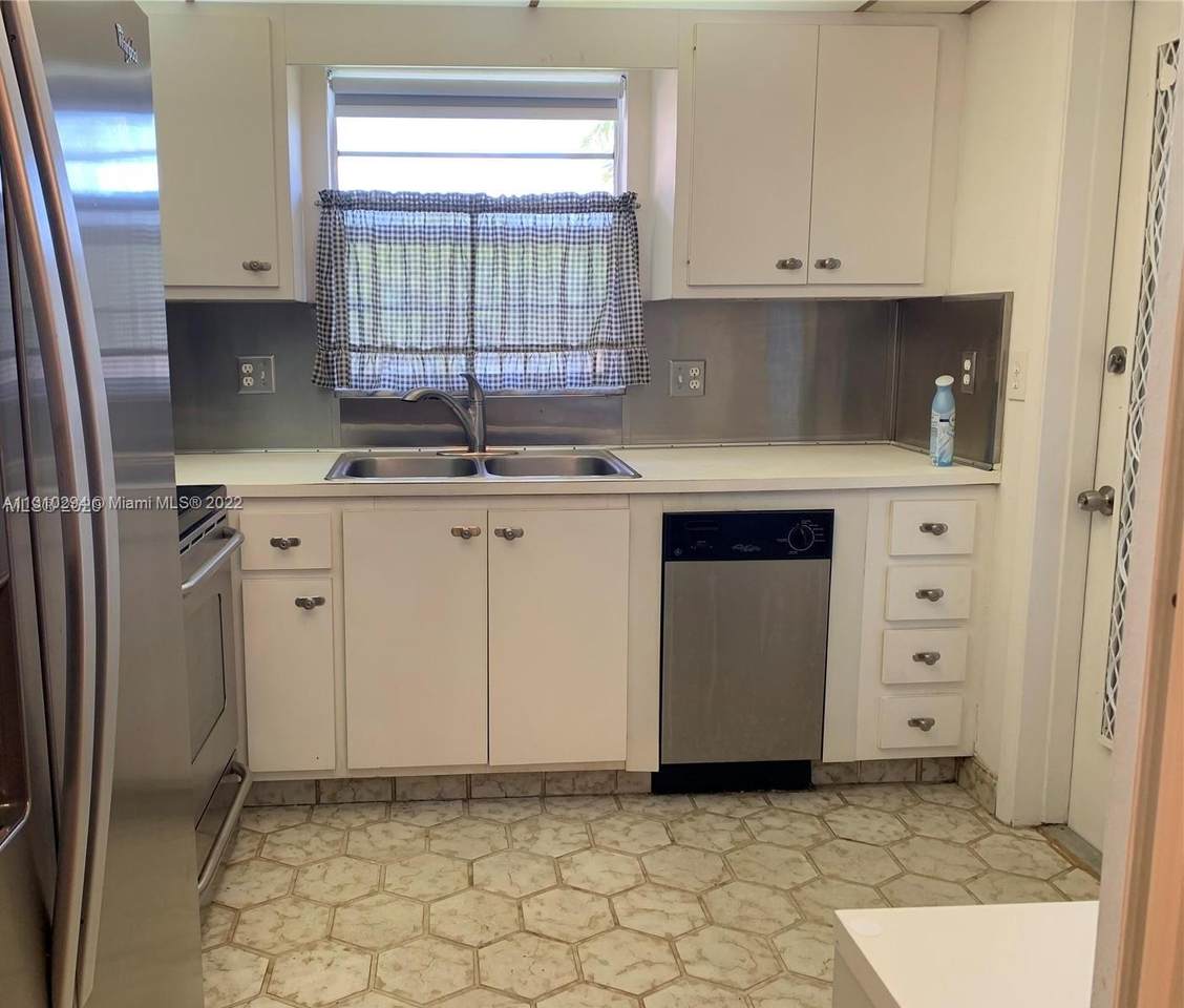 5300 Washington St - Photo 1
