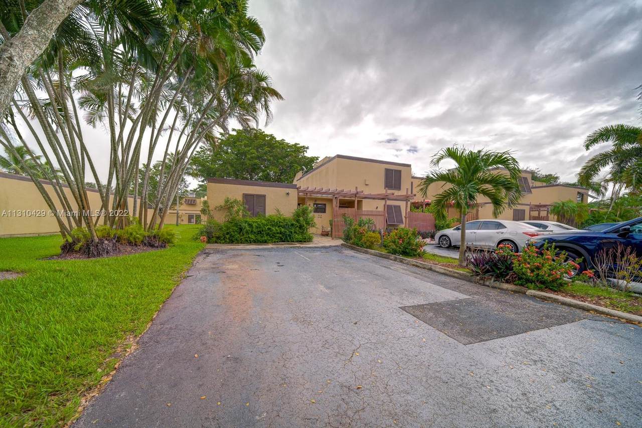 1321 Golfview Dr - Photo 1