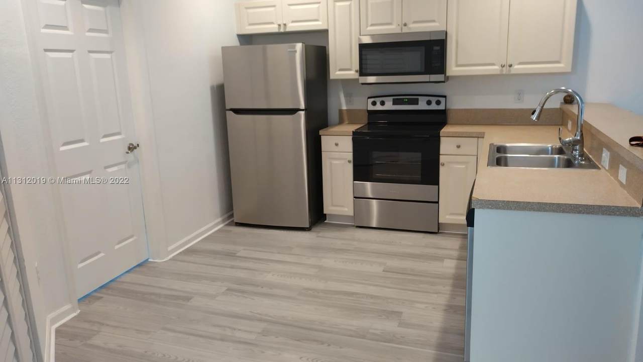 1960 Freeport Ln - Photo 1