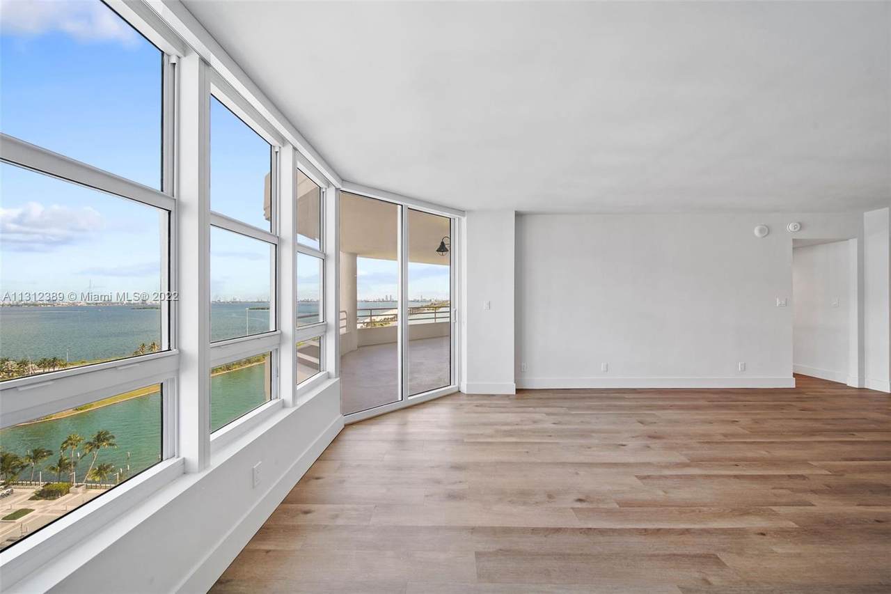 555 34th St - Photo 1