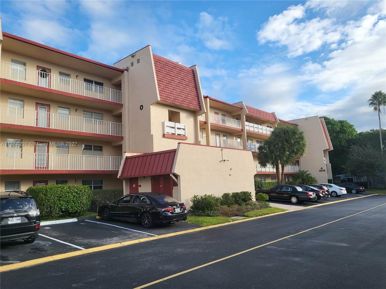 1010 Country Club Dr - Photo 1