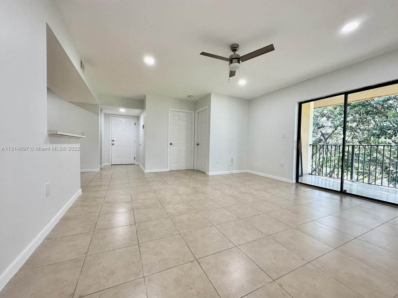 400 Palm Cir W - Photo 1