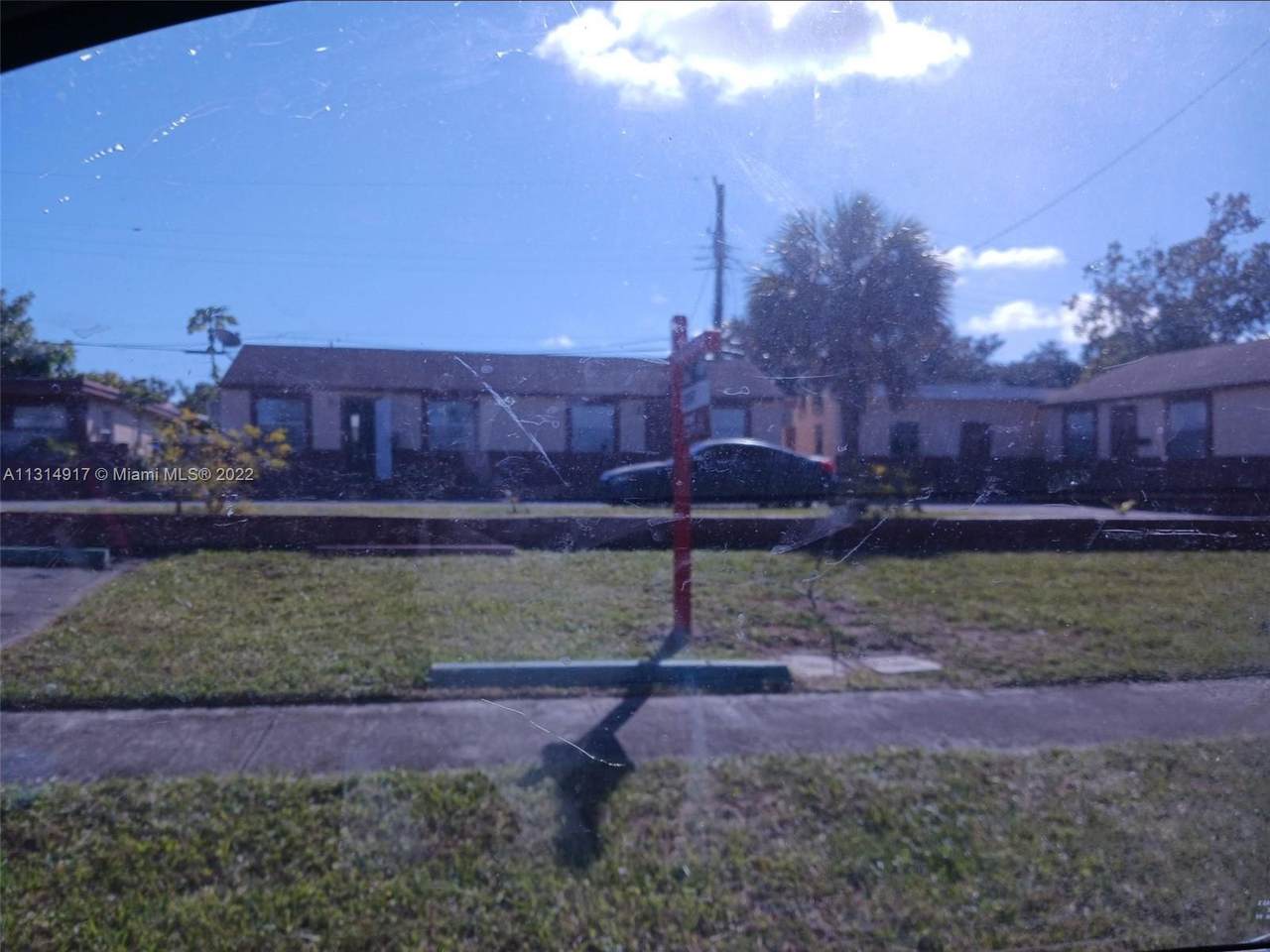 731 3rd Pl - Photo 1