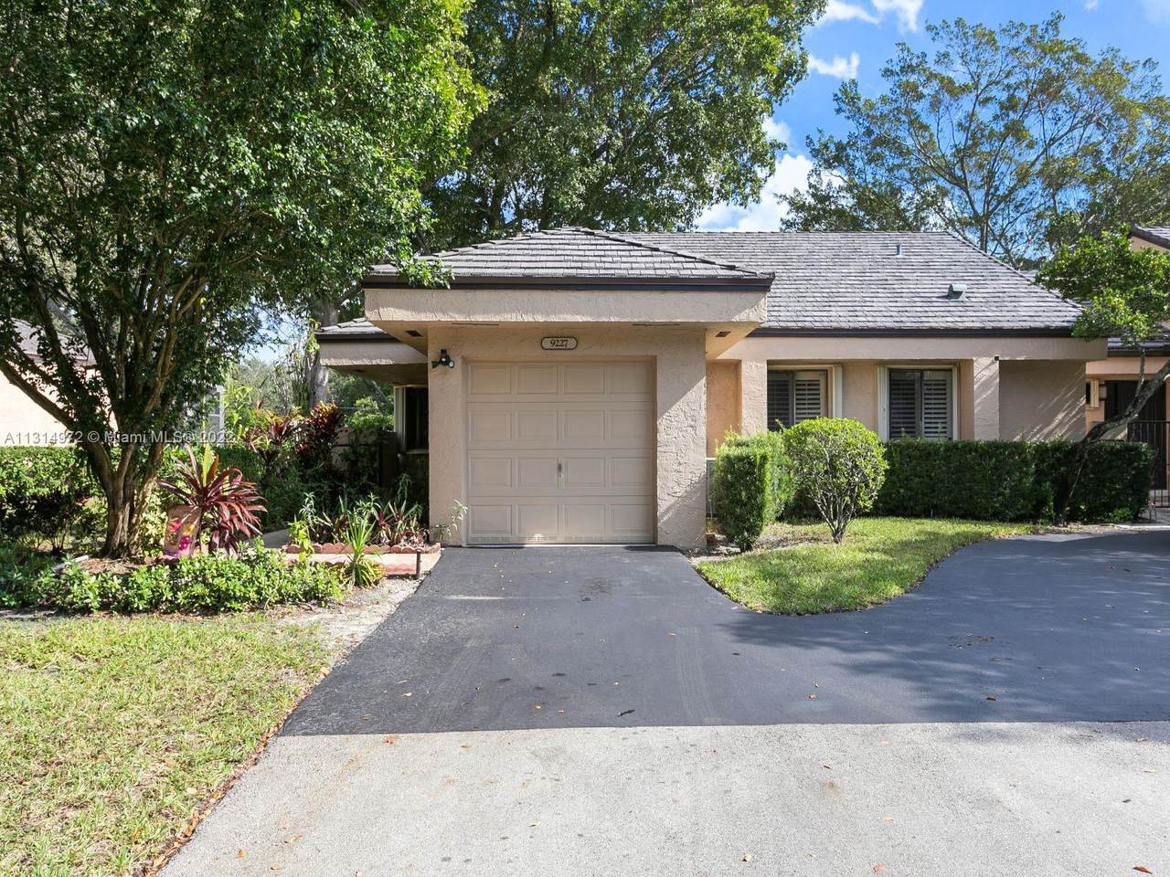 9227 Chelsea Dr N - Photo 1