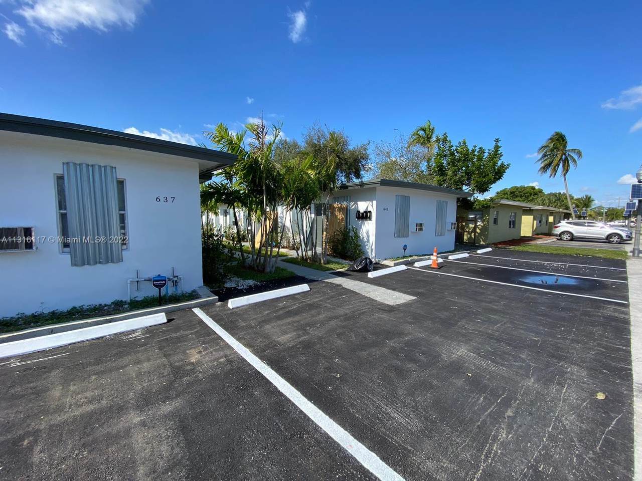 637 15th Ter - Photo 1