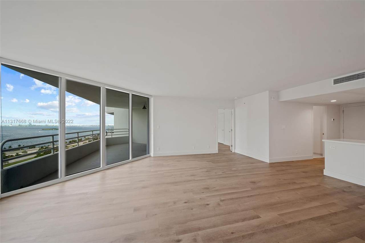 555 34th St - Photo 1