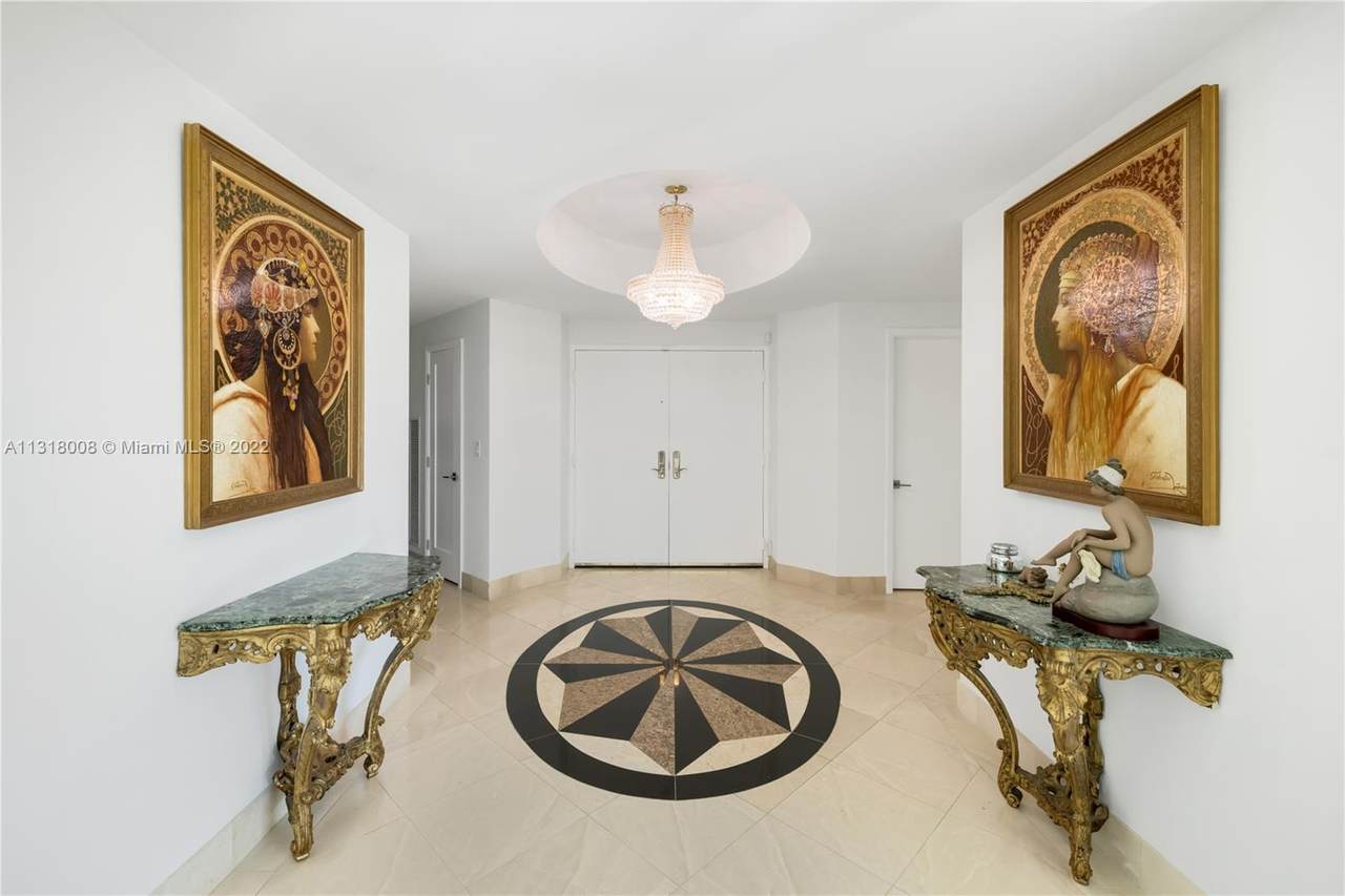 300 Pointe Dr - Photo 1