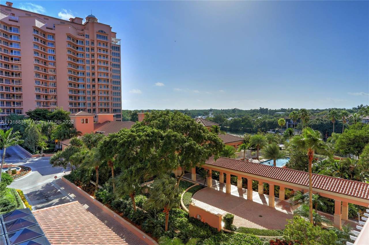 10 Edgewater Dr - Photo 1