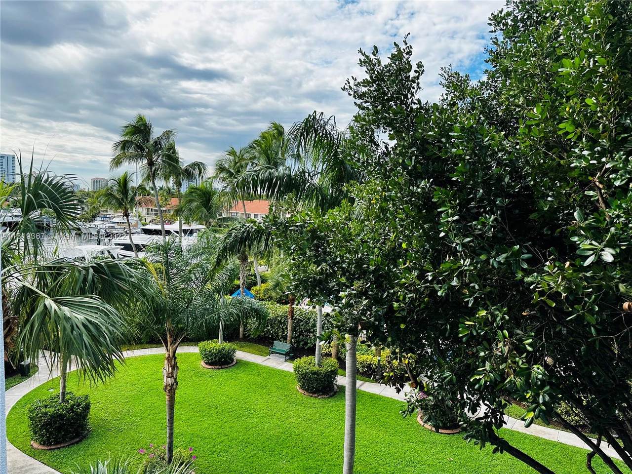 3610 Yacht Club Dr - Photo 1