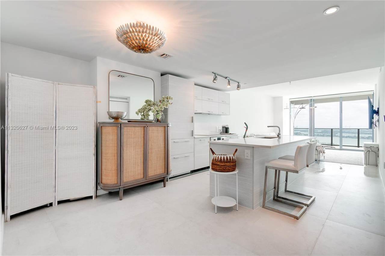 650 32nd St - Photo 1