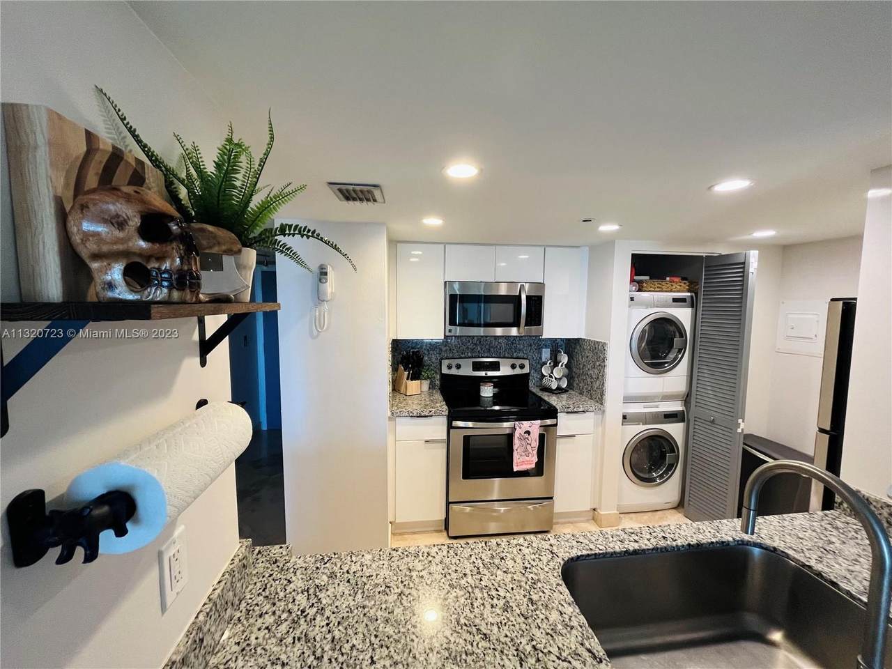 1717 Bayshore Dr - Photo 1