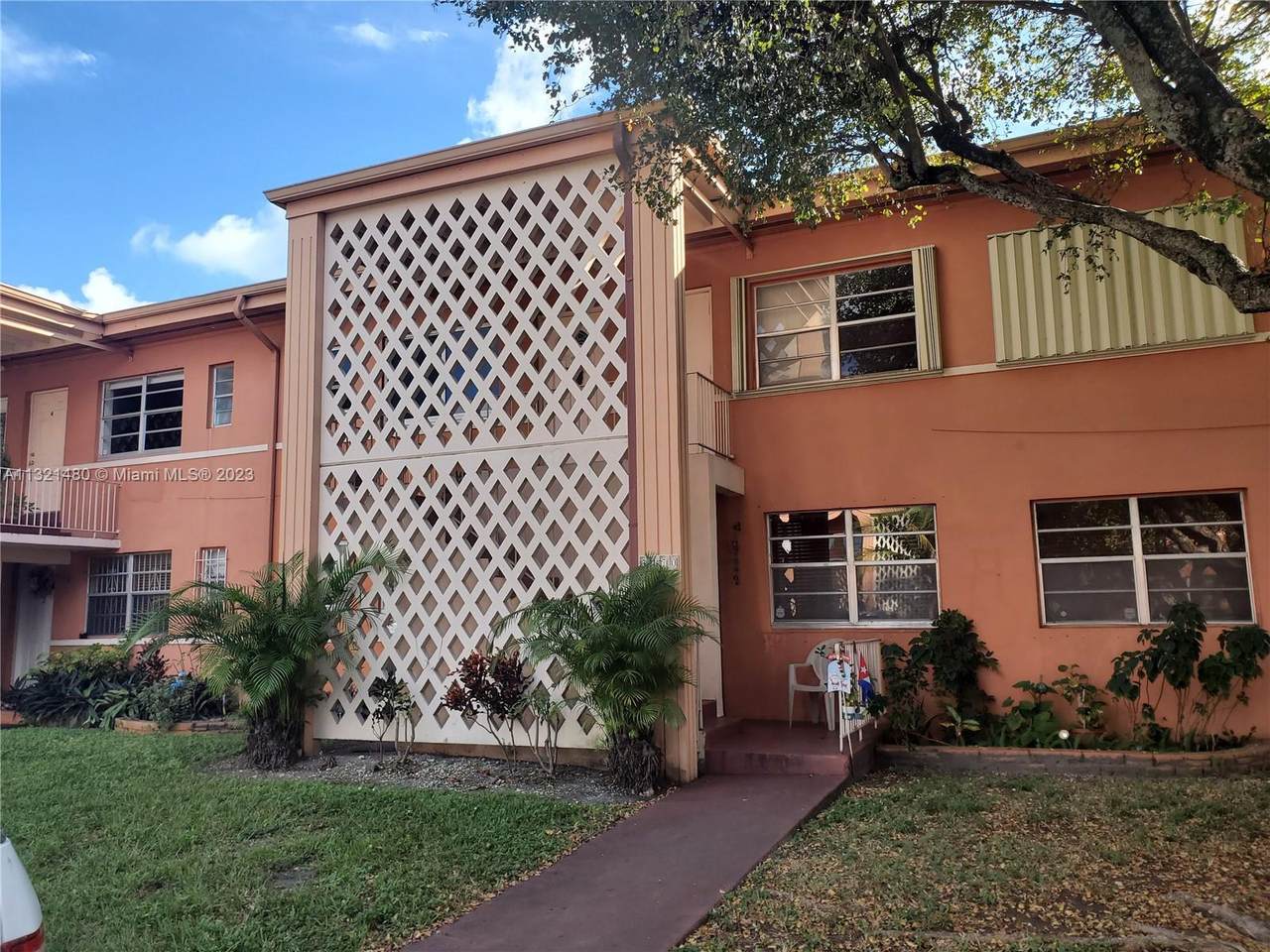 3470 9th Ter - Photo 1
