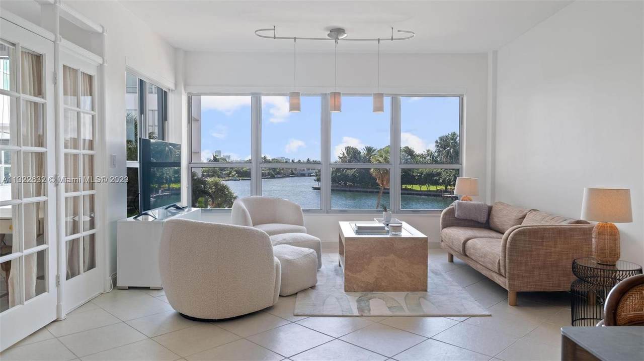 9102 Bay Harbor Dr - Photo 1