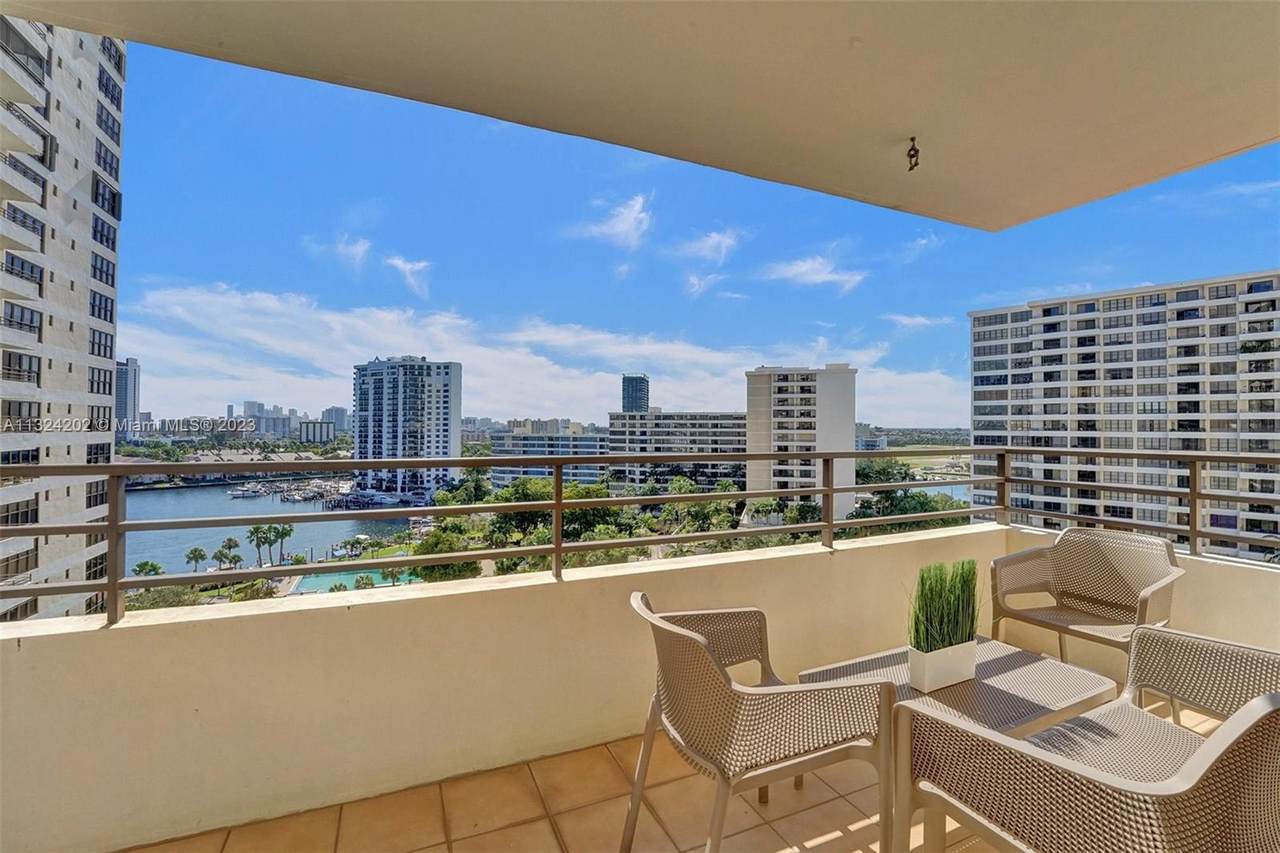 2500 Parkview Dr - Photo 1