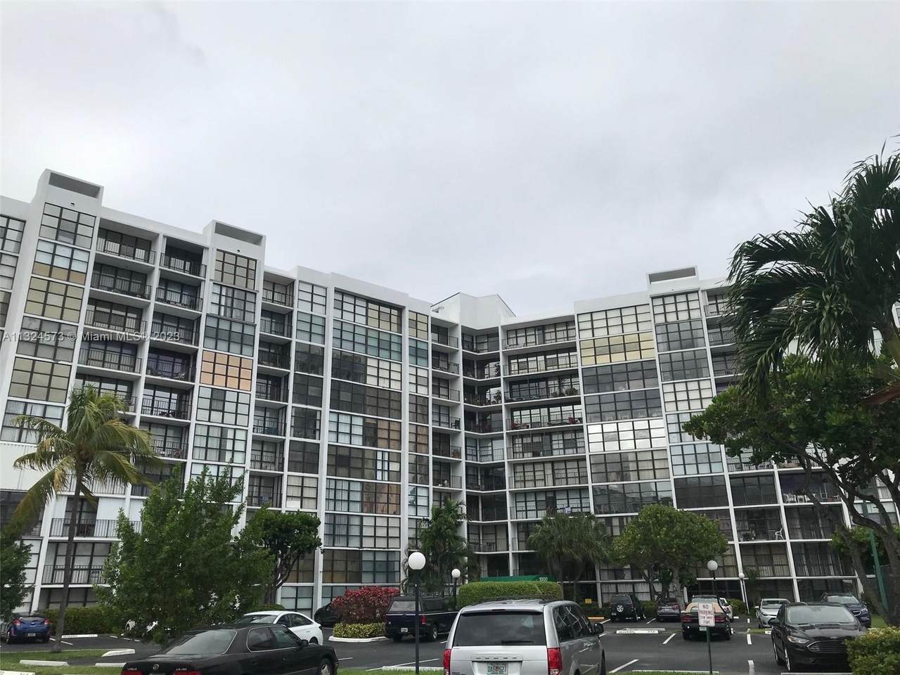 1000 Parkview Dr - Photo 1