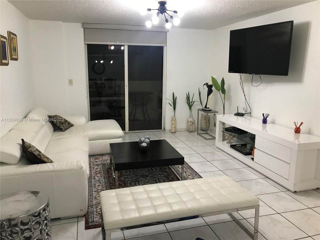 1621 Collins Ave - Photo 1