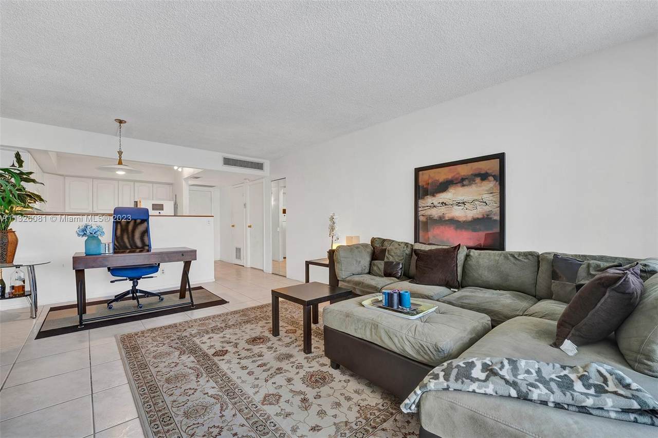 20400 Country Club Dr - Photo 1