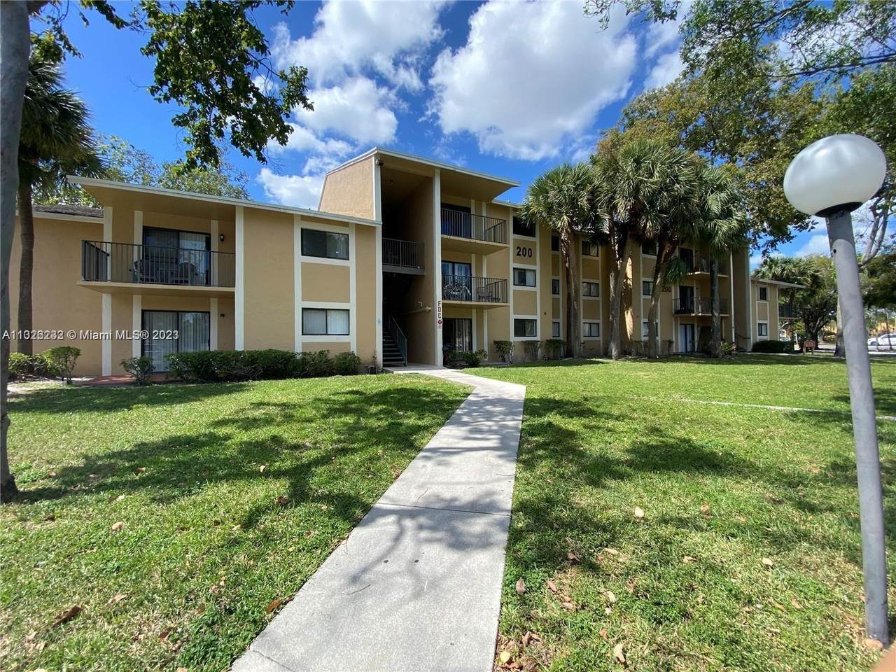 200 Palm Cir W - Photo 1