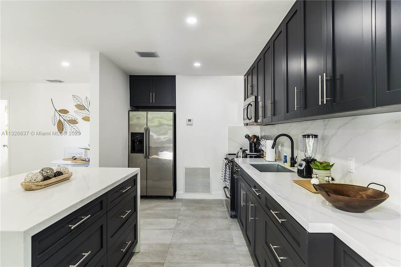 319 12th Ct - Photo 1