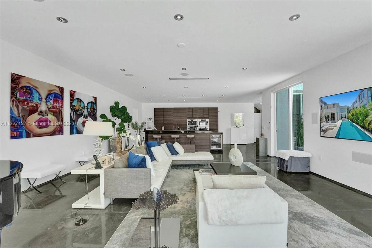 1312 2nd St - Photo 1