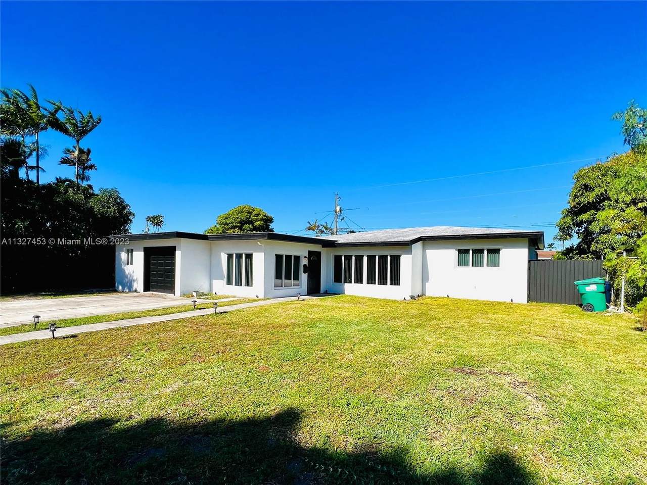 9525 Jamaica Dr - Photo 1