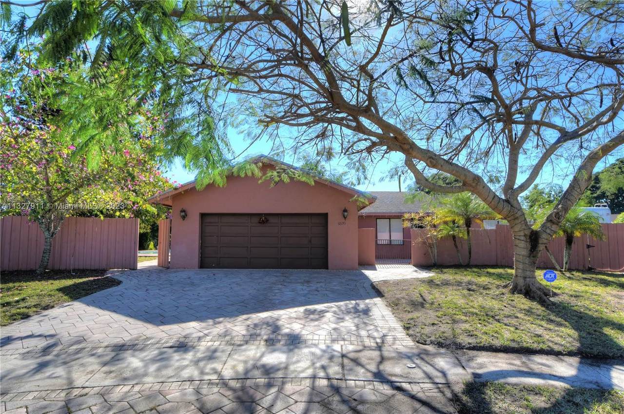 5570 9th Ct - Photo 1