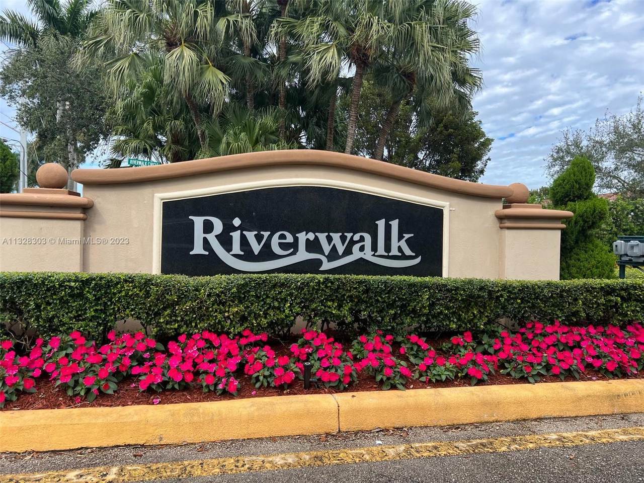 123 Riverwalk Cir - Photo 1