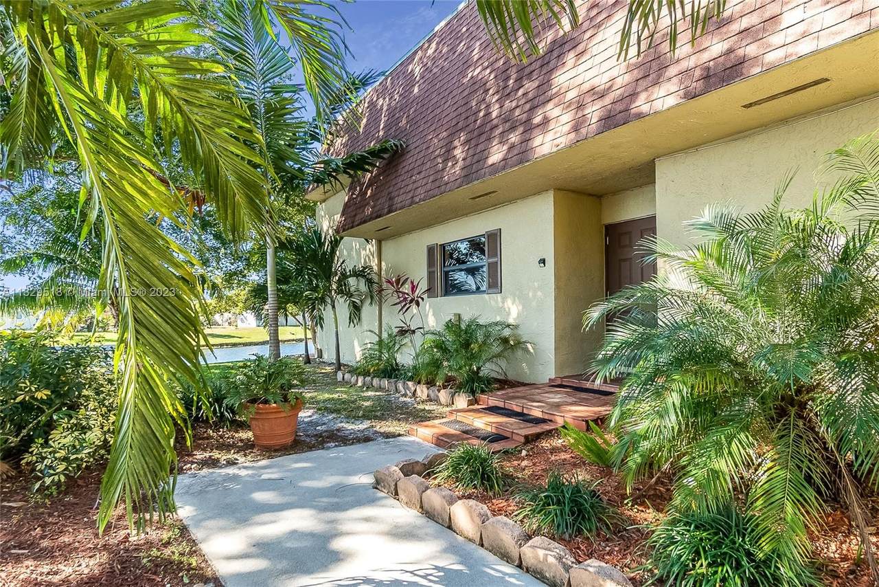 8980 Palm Tree Ln - Photo 1