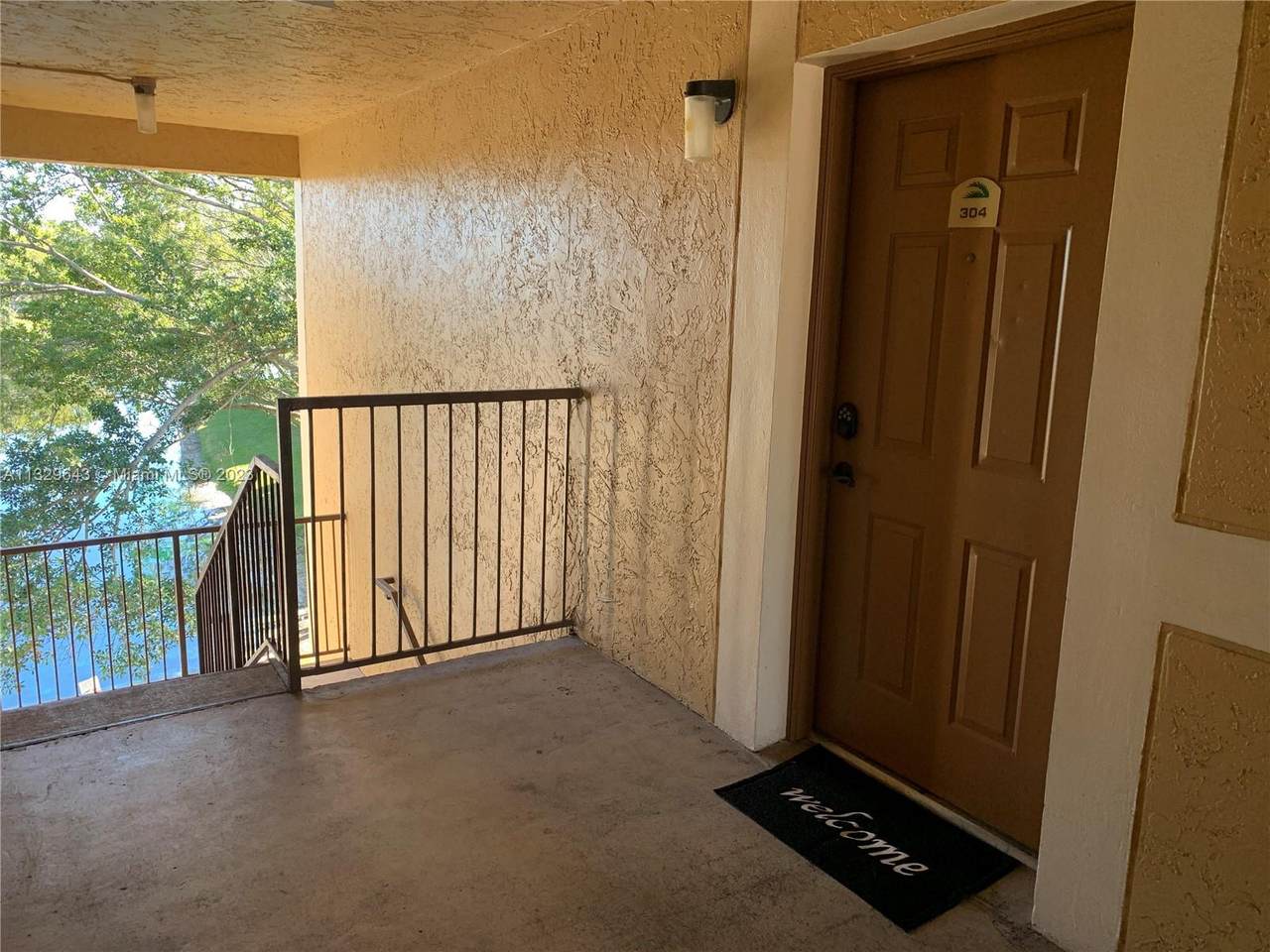 251 Palm Cir W - Photo 1