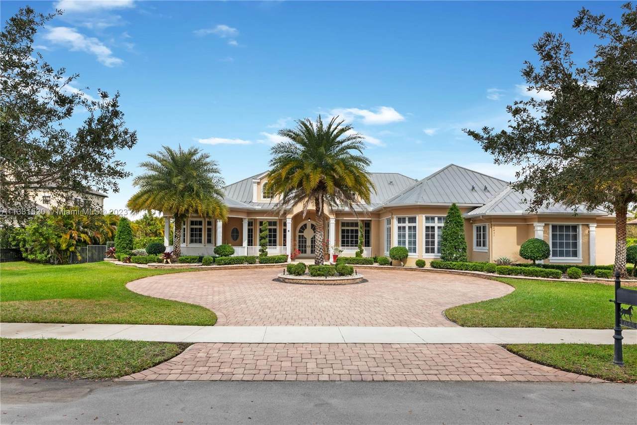 10451 Camelot Cir - Photo 1