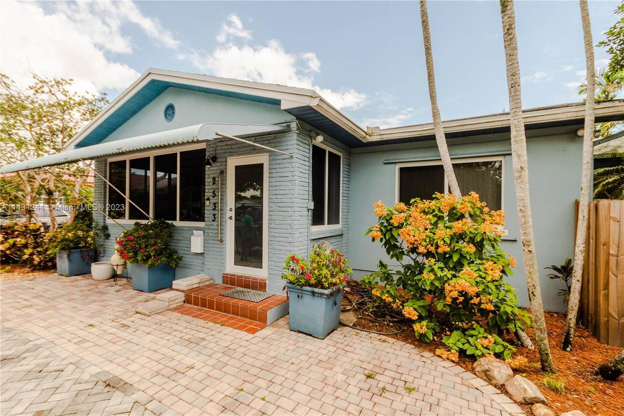 2533 Fillmore St - Photo 1